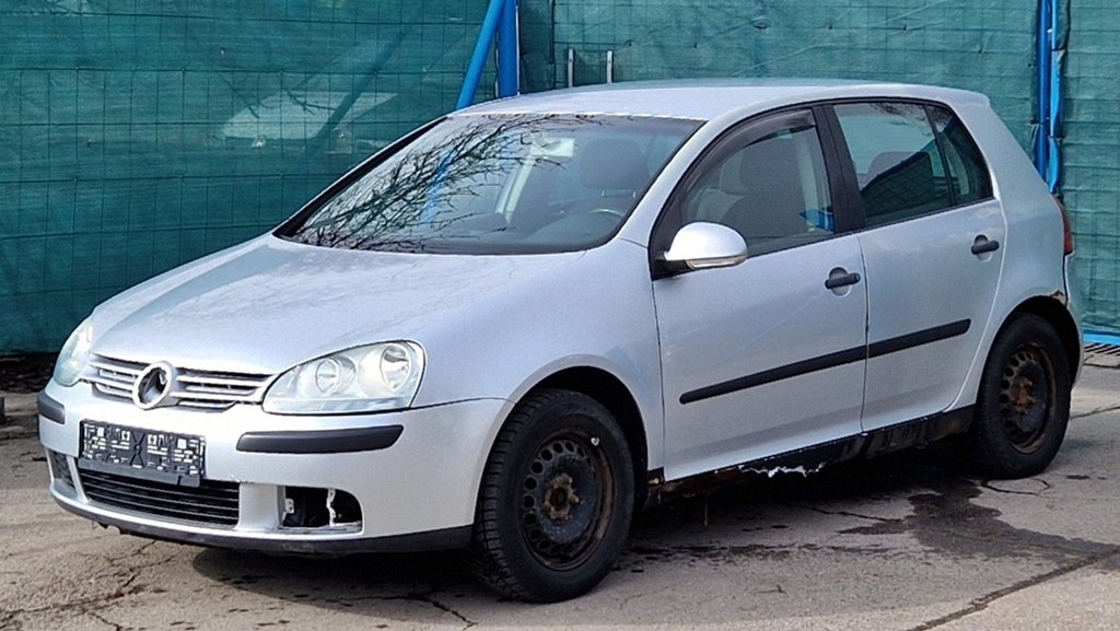 VOLKSWAGEN GOLF V 1,6/75 kW – RZ depozit PRAHA